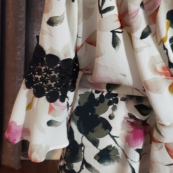 NWOT Relativity faux wrap floral top size M - Picture 4 of 5